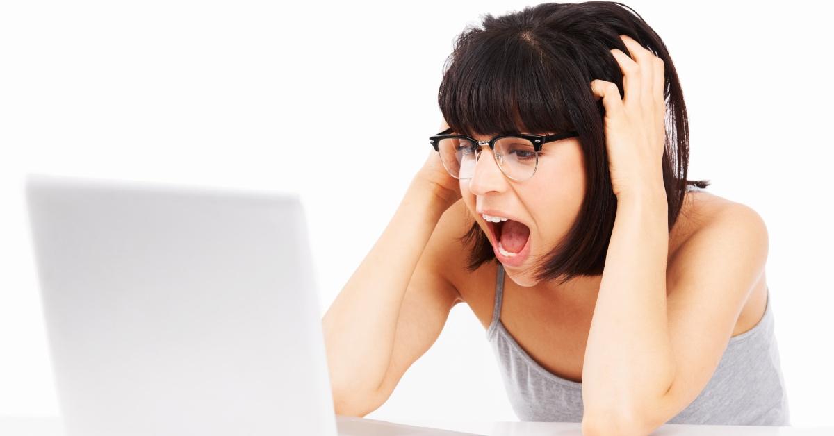 Woman yelling at online reviews - Stock Image