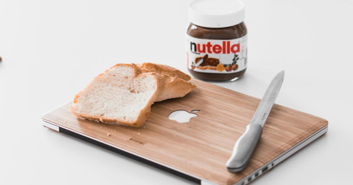 Nutella with bread and a knife