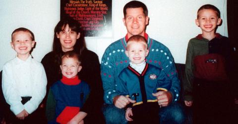 Andrea Yates, Russell "Rusty" Yates, and their five children pose in a picture