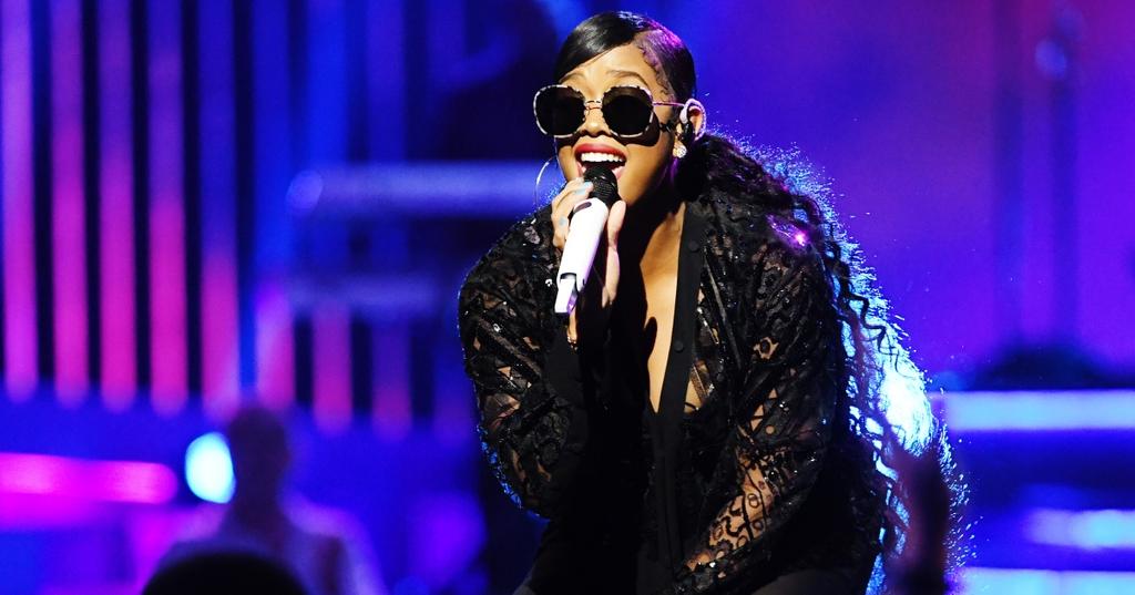 What Does H.E.R. Look Like Without Glasses? See Official Pictures