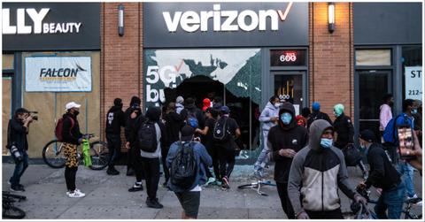 People loot a Verizon store in New York City in 2020.