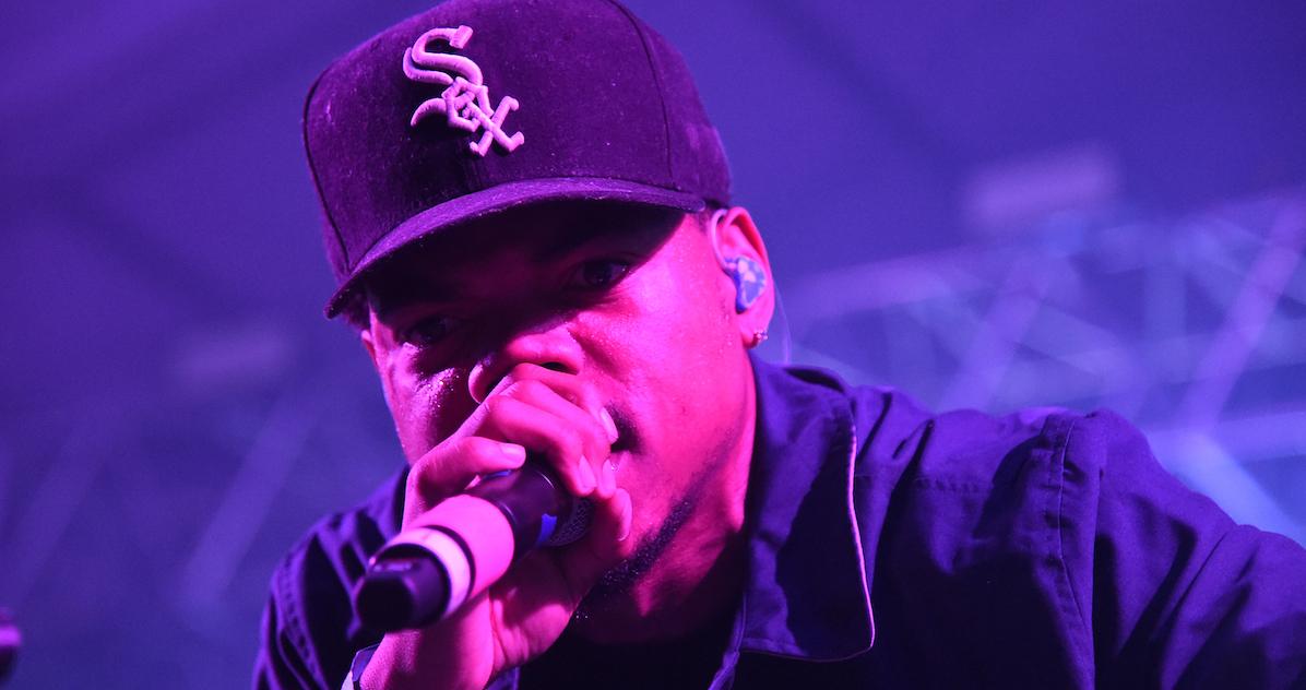 chance the rapper performing while wearing a white sox hat