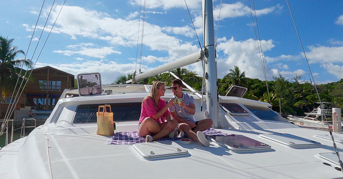 Sara Carton and Ben Mezzenga have a picnic on a boat in Season 8 of 'Love Is Blind.'