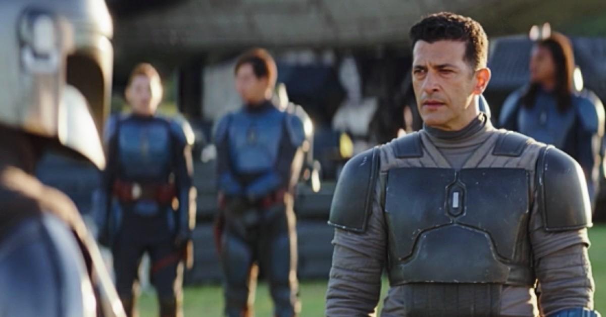 Axe Woves (Simon Kassianides) in his Mandalorian armor 