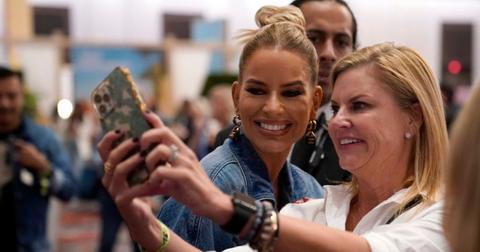 Caroline Stanbury poses for a photo with a fan at BravoCon2023