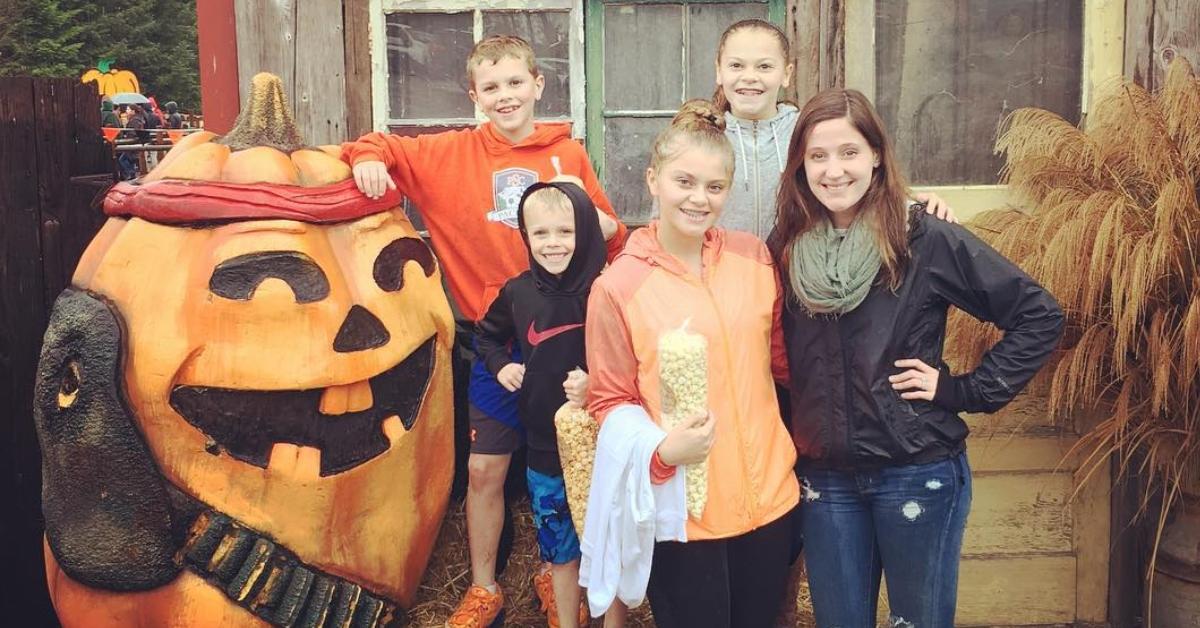 Tori Roloff with Katie, Kylie, Bryce, and Brady Greenwald at Roloff Farms in 2015