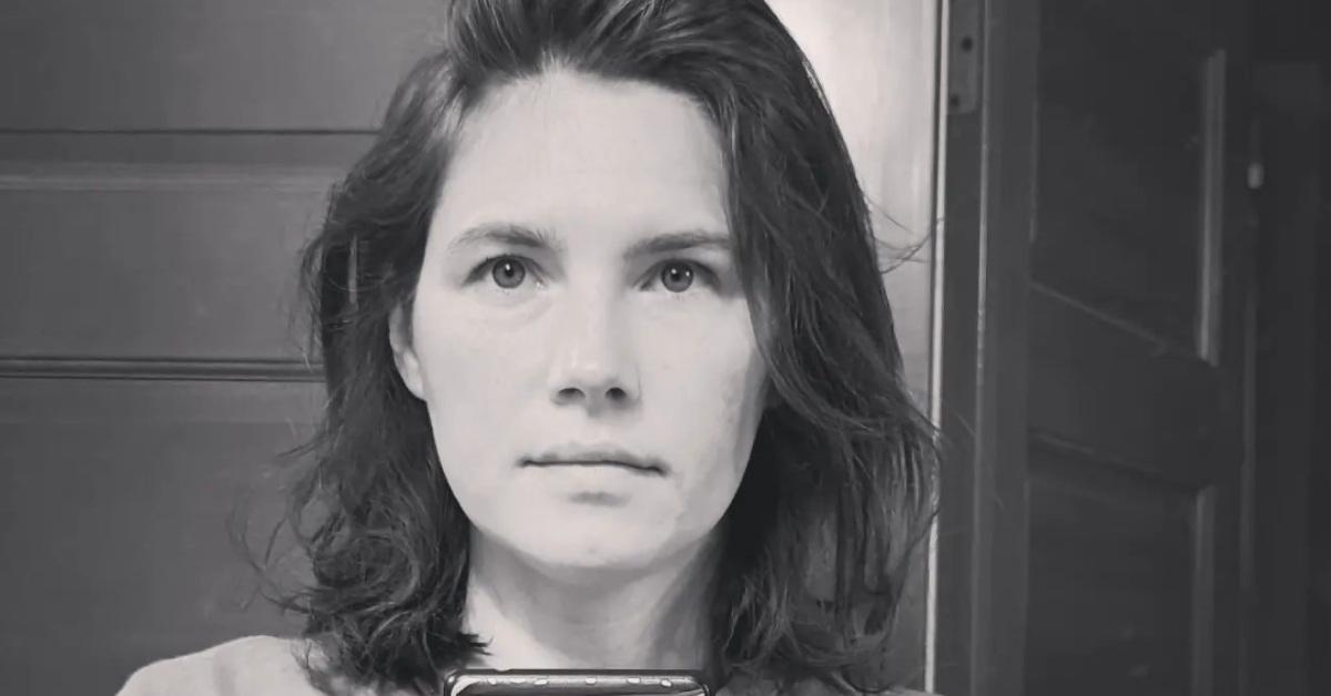 Amanda Knox in a black-and-white image