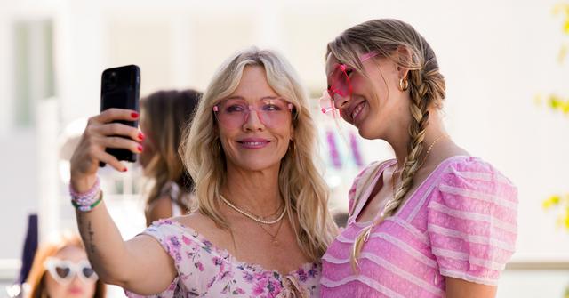 Actor Jennie Garth snapping a selfie with oldest daughter Luca Bella Facinelli in 2023