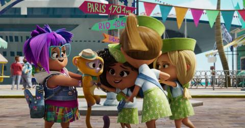 Gabi showing the girl scouts Vivo.