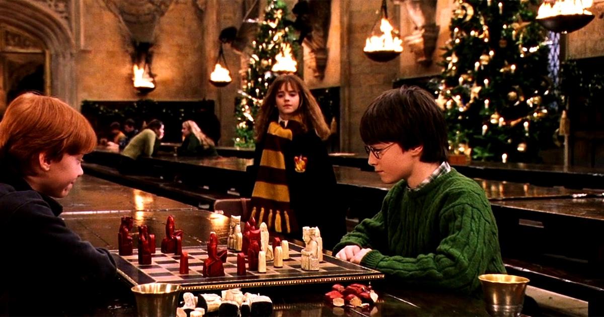 https://media.distractify.com/brand-img/r4wj0UrfA/0x0/harry-potter-xmas-1671460681596.jpg