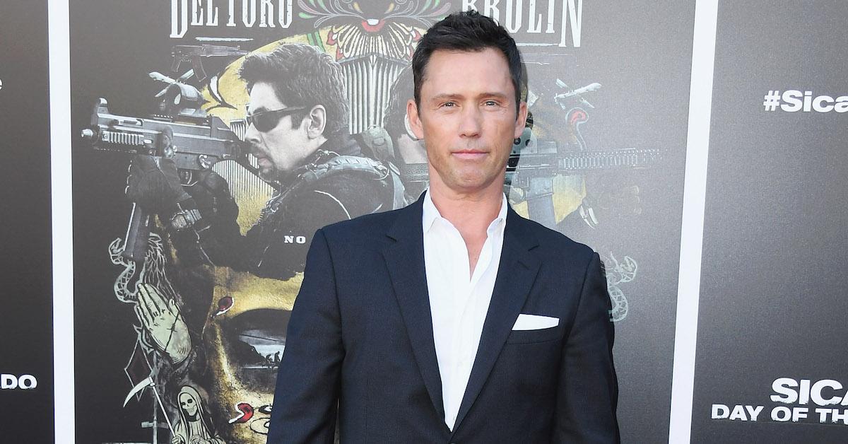 Jeffrey Donovan in a suit attending an event.