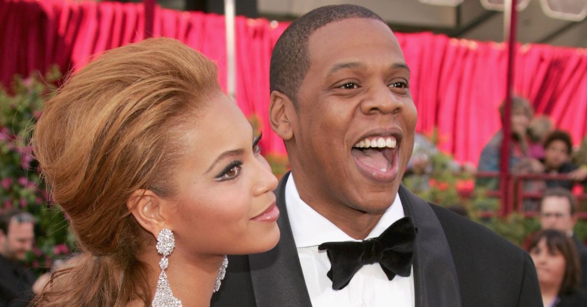 Beyonce sourit alors que Jay Z rit lors de la 77e cérémonie annuelle des Oscars au Kodak Theatre le 27 février 2005.