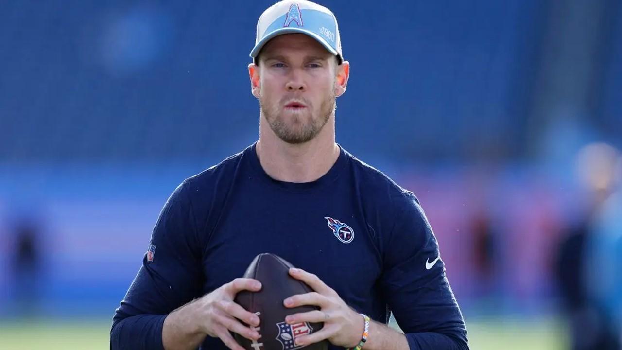  Ryan Tannehill #17 of the Tennessee Titans warms-up prior to a game against the Houston Texans 