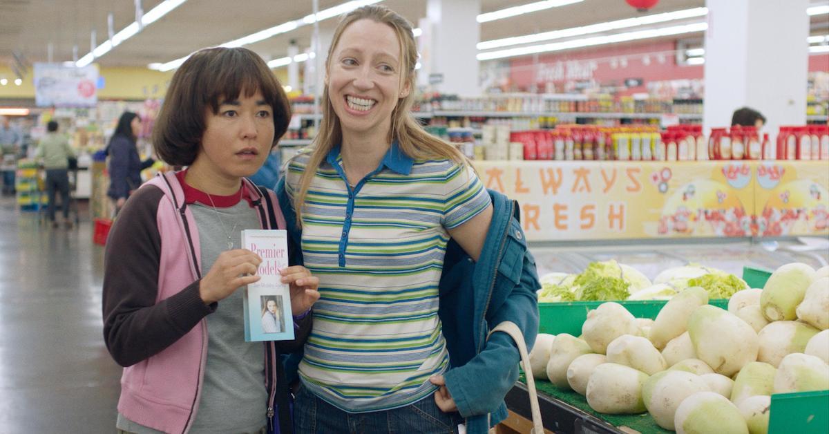 Anna and Maya in 'Pen15' supermarket