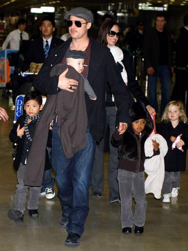 Brad Pitt and Angelina Jolie arrive at Narita International Airport with their children.