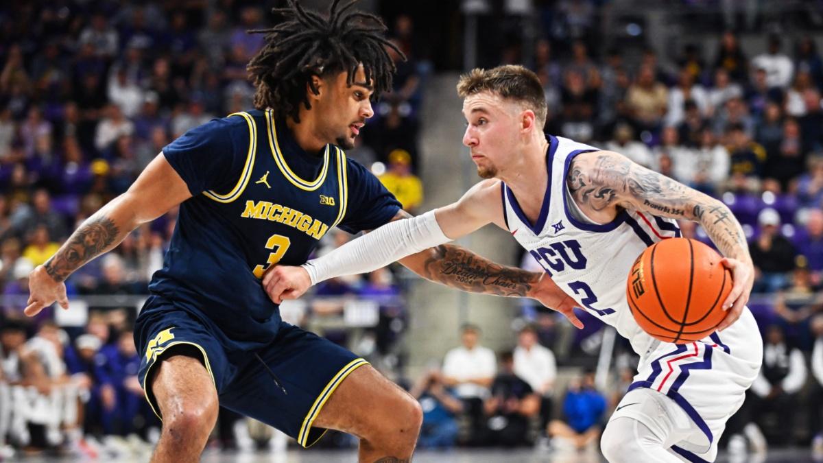  Elliot Cadeau plays ball for the University of Michigan. 