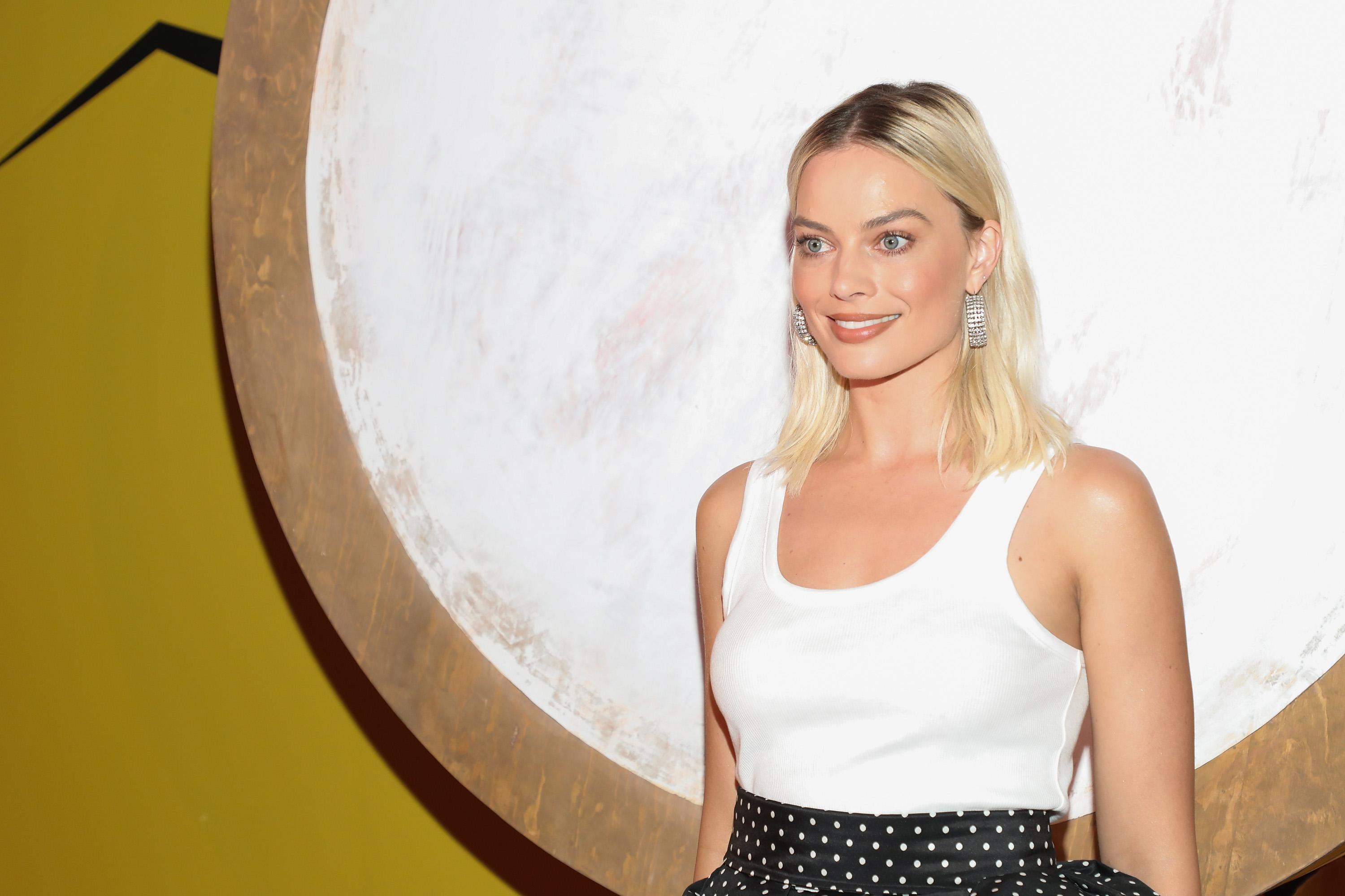 is emma mackey related to margot robbie