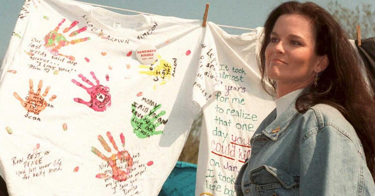 Denise Brown hangs a shirt in memory of her sister Nicole Brown Simpson on a clothesline 09 April 1995 at the National Mall in Washington DC. 