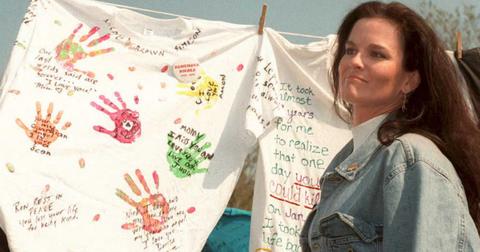 Denise Brown hangs a shirt in memory of her sister Nicole Brown Simpson on a clothesline 09 April 1995 at the National Mall in Washington DC.
