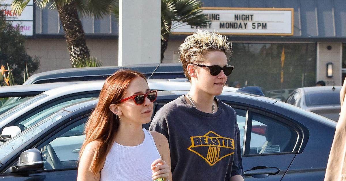 Kristen Stewart et Sara Dinkin marchant ensemble à Los Angeles le 24 décembre 2018 