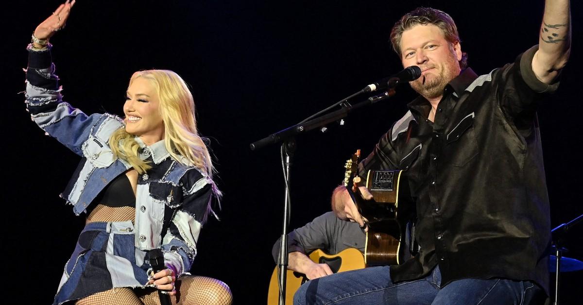 Gwen Stefani and Blake Shelton performing together