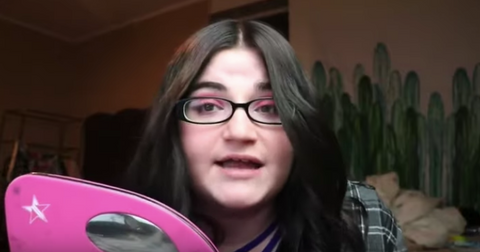 beauty-influencer-alien-1582943198733.png