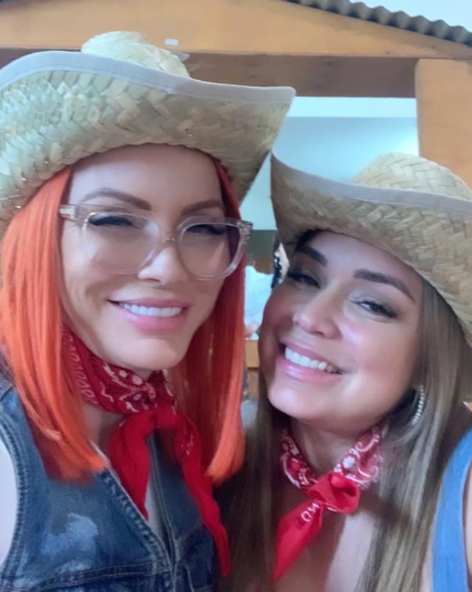 Mireddys González and her sister, Ayeicha González Castellanos, wearing cowboy hats.