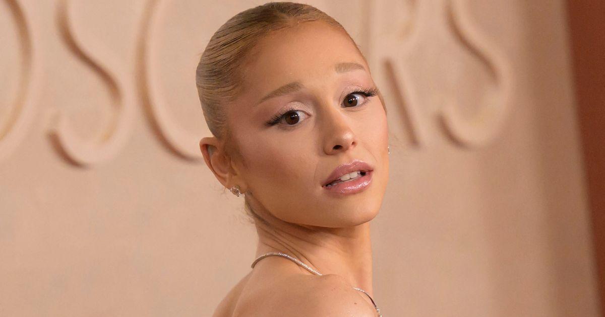 Ariana Grande handles wardrobe malfunction like a pro
