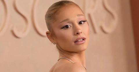 Ariana Grande handles wardrobe malfunction like a pro