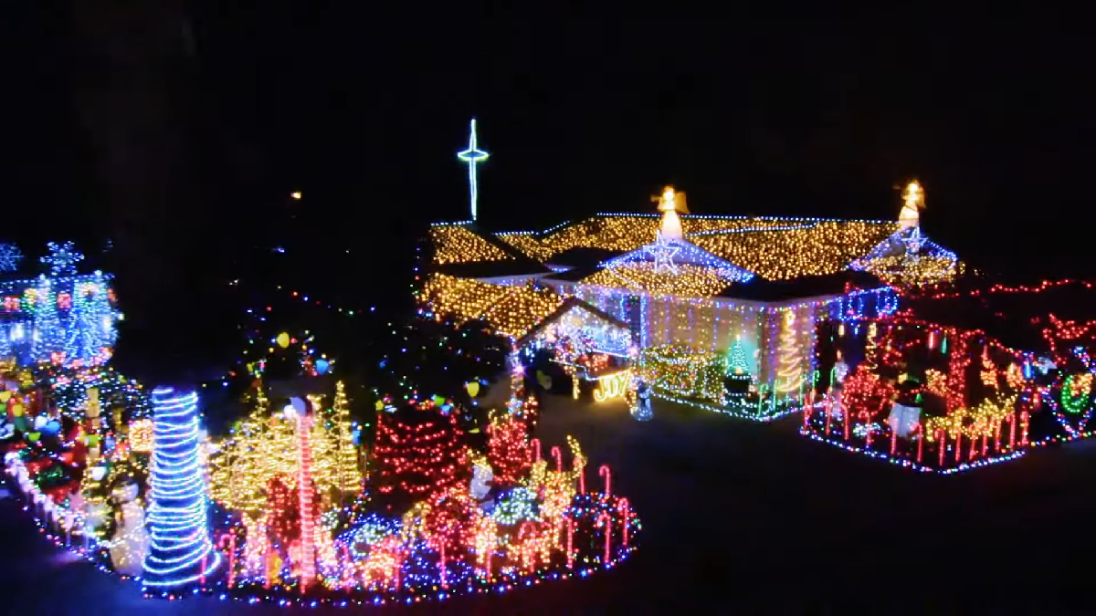 Here's How You Can Apply to Be on 'The Great Christmas Light Fight'