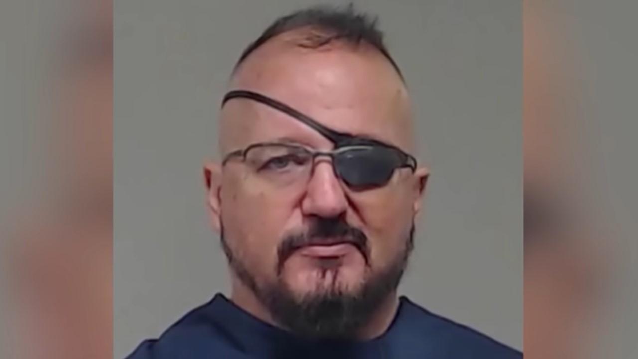 Stewart Rhodes wearing an eyepatch in a mugshot