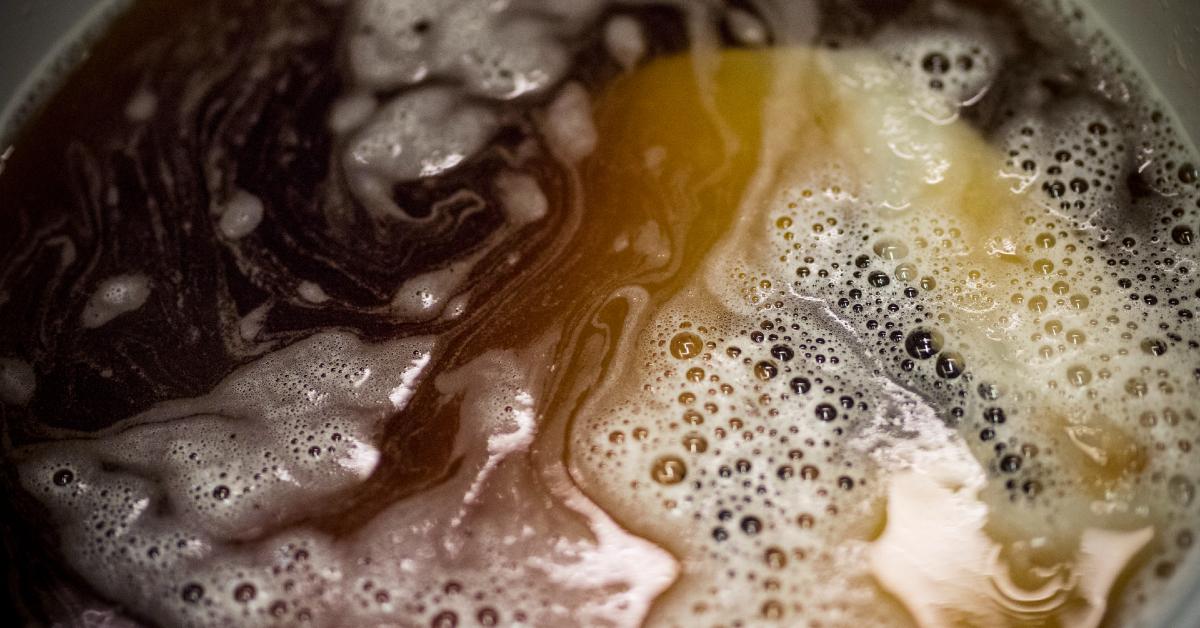 Felrobbanhat a Kombucha a hűtőben? Közeli felvétel a kombucha