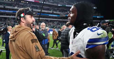 L'allenatore dei Philadelphia Eagles Nick Sirianni indossa un adesivo con la bandiera italiana sul sopracciglio.