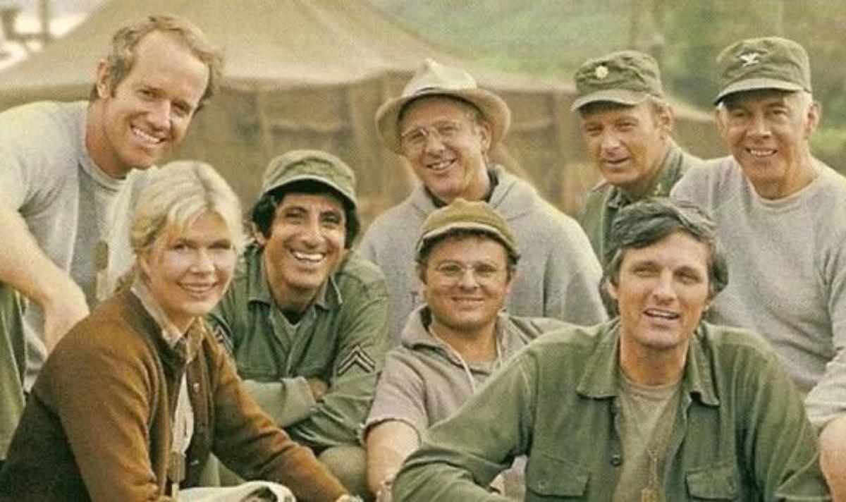 The cast of M*A*S*H poses in on-set in their uniforms