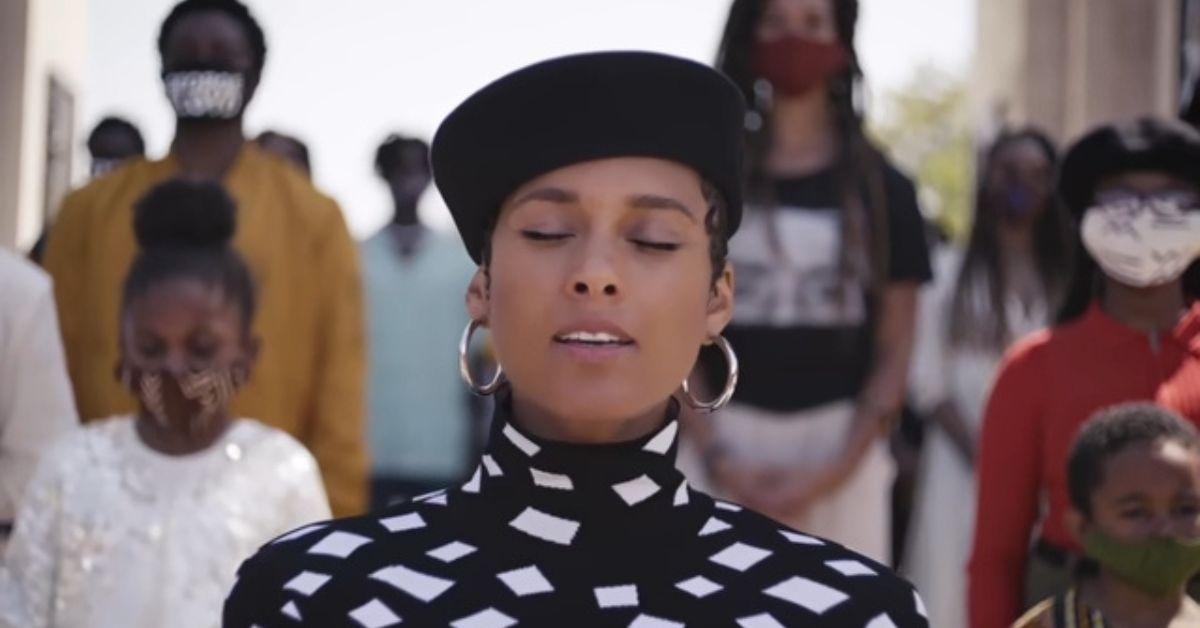 Alicia Keys sur scène "Soulevez chaque voix et chantez" au Super Bowl 2021. 