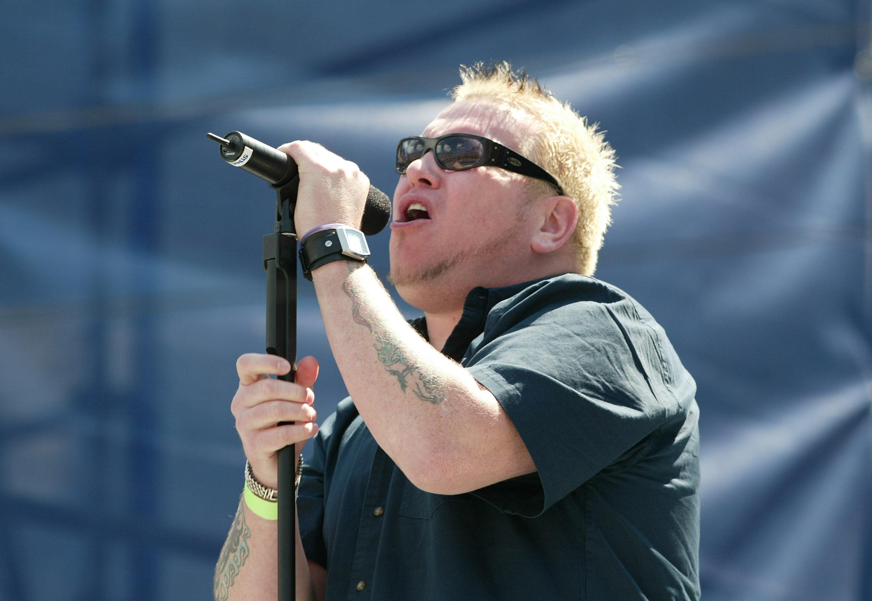 Smash Mouth singer slurs words, threatens fan at Upstate NY concert; see  the wild video 