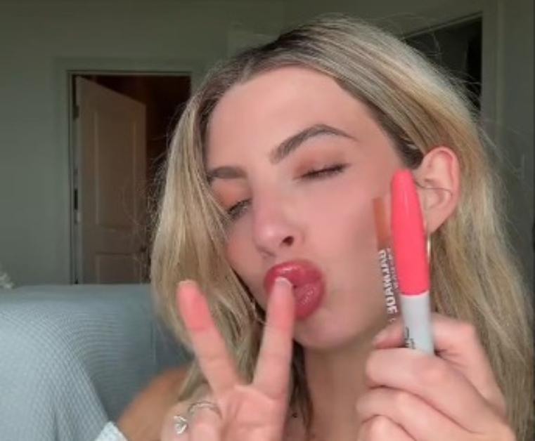 TikTok user shows off her Sharpie lip-liner look