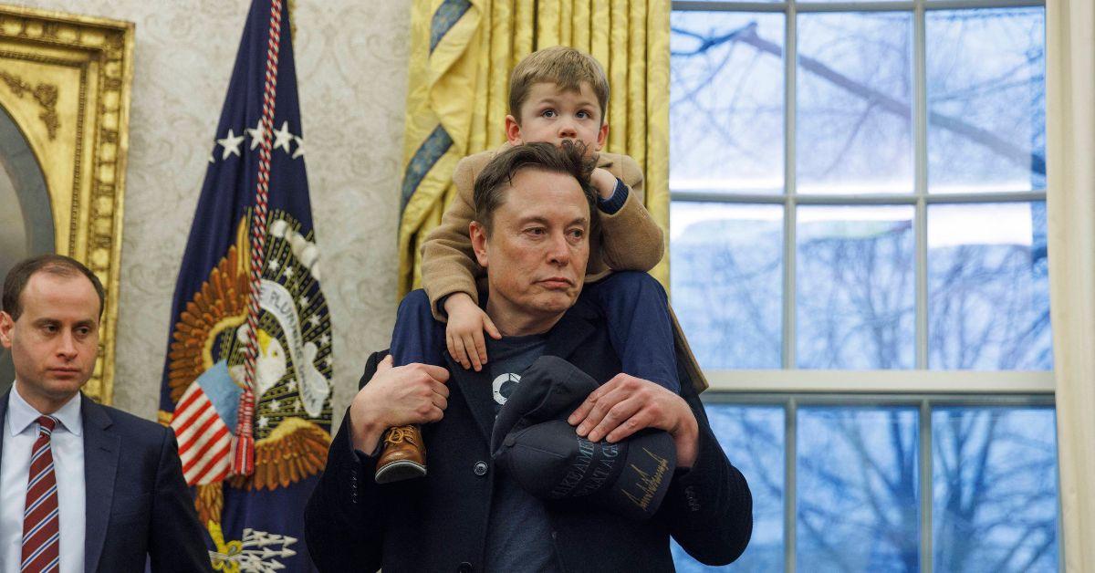 Elon Musk with his son on his shoulder in the Oval Office. 