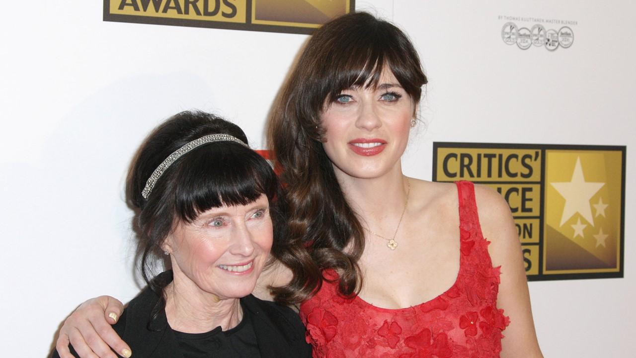 Zooey Deschanel i njezina majka na drugoj godišnjoj dodjeli nagrada po izboru kritičara Broadcast Television Journalists Association 18. lipnja 2012.