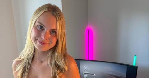 Scientist Turned Model Sarah Lloyd Builds $15k F1 Racing Simulator In Living Room
