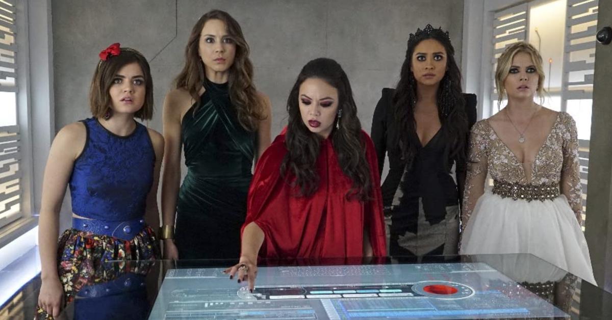 Aria, Spencer, Mona, Emily, and Hanna at the Carassimi Group watching the hologram