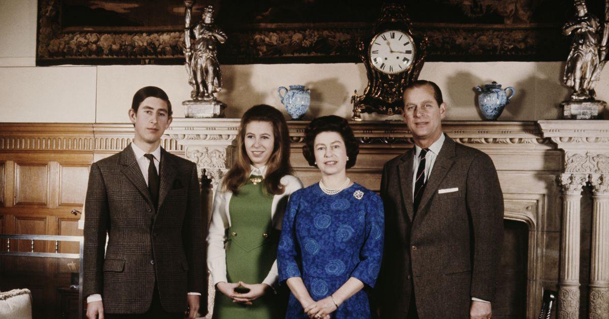 (l-r): King Charles, Princess Anne, Queen Elizabeth II and Prince Phillip posing in a photo.