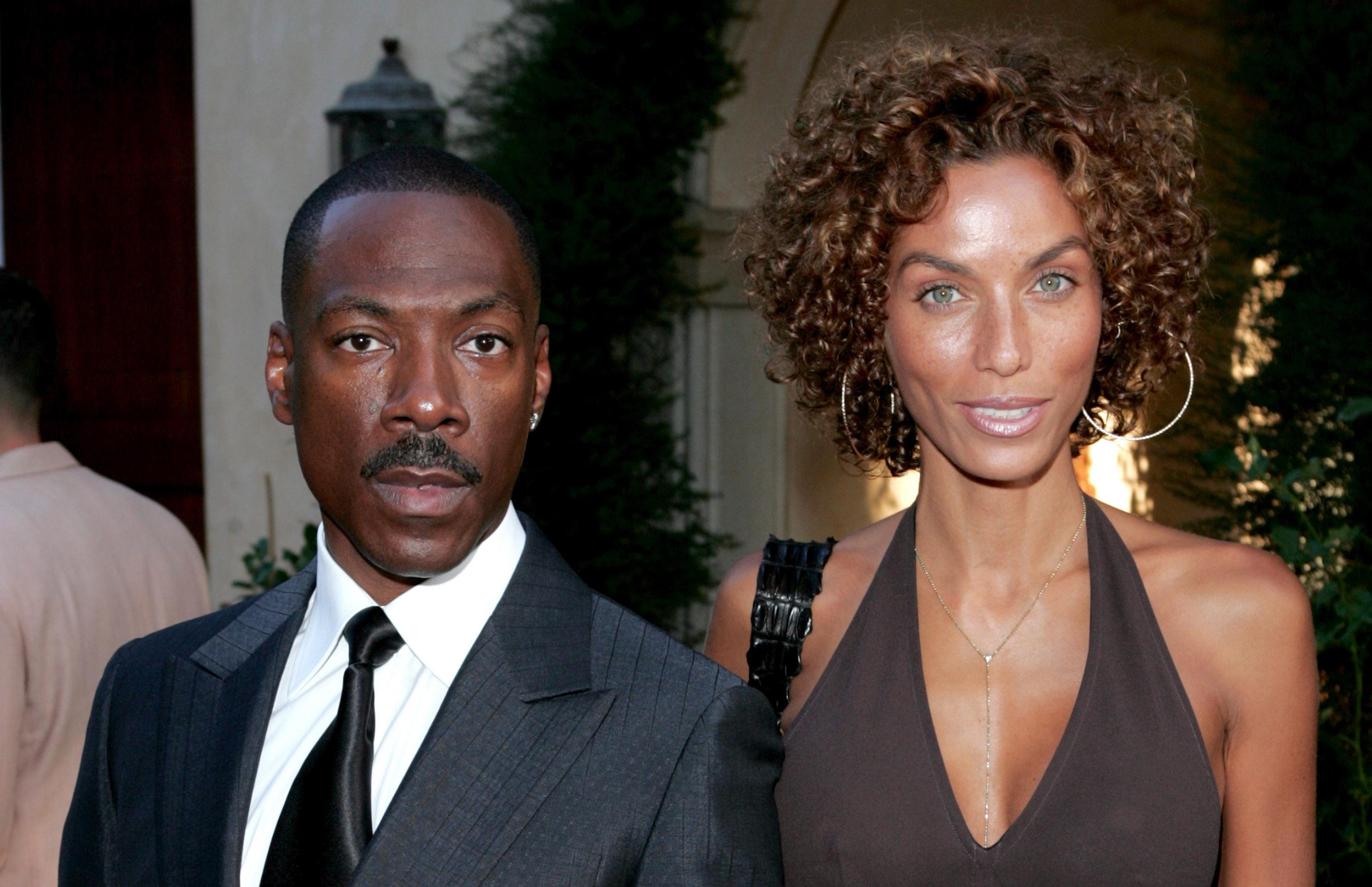 Eddie Murphy et Nicole Murphy posant lors d'un événement.