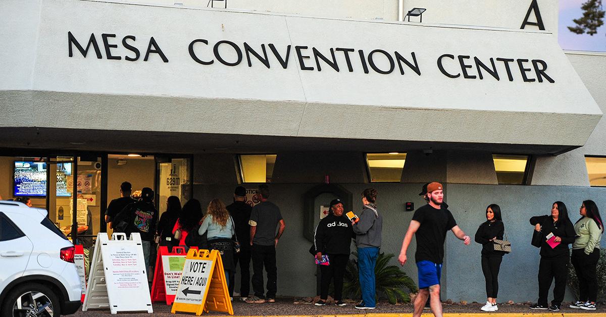 People in Arizona who are lined up to vote. 