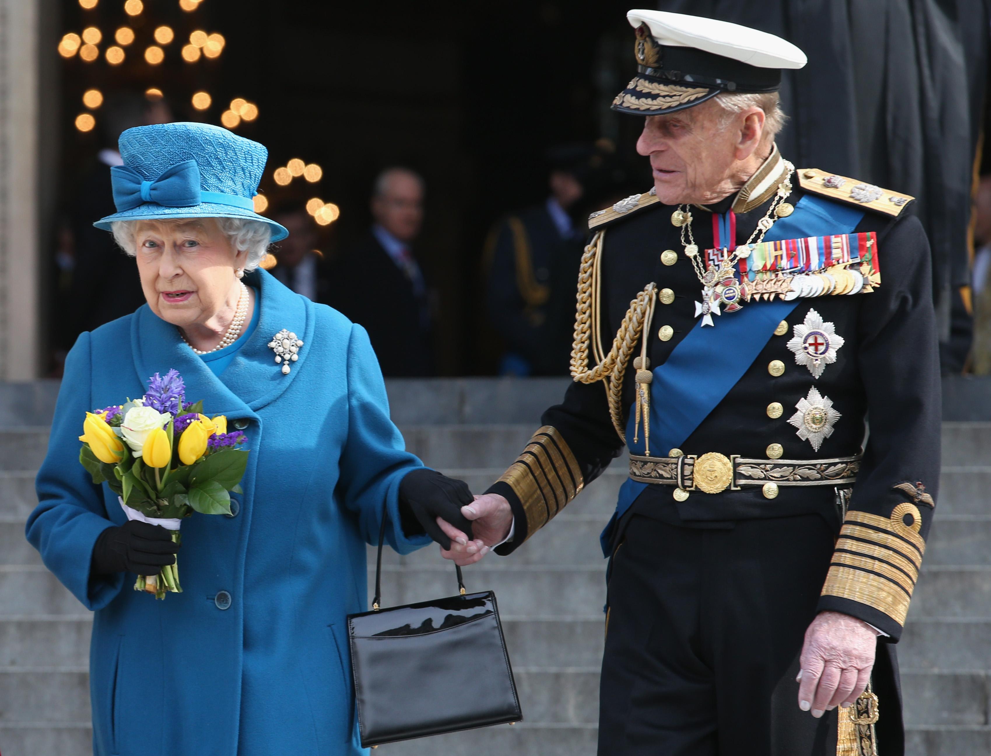 Why The Queen and The Royal Family always carry a handbag or clutch bag –  The Sun