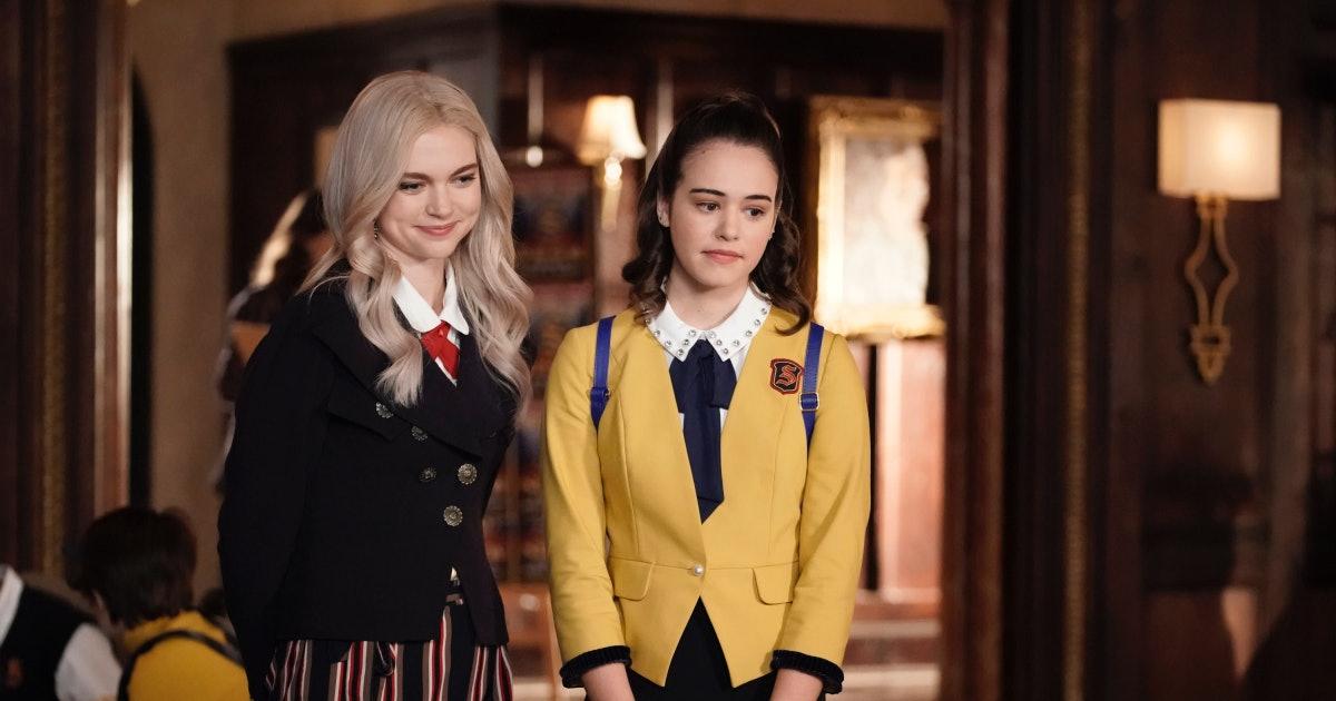 Jenny Boyd as Lizzie Saltzman and Kaylee Bryant as Jo Saltzman on 'Legacies'