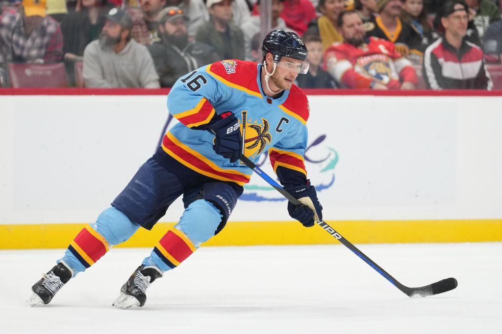 lorida Panthers center Aleksander Barkov (16) changes direction after a turnover during the game between the Boston Bruins and the Florida Panthers