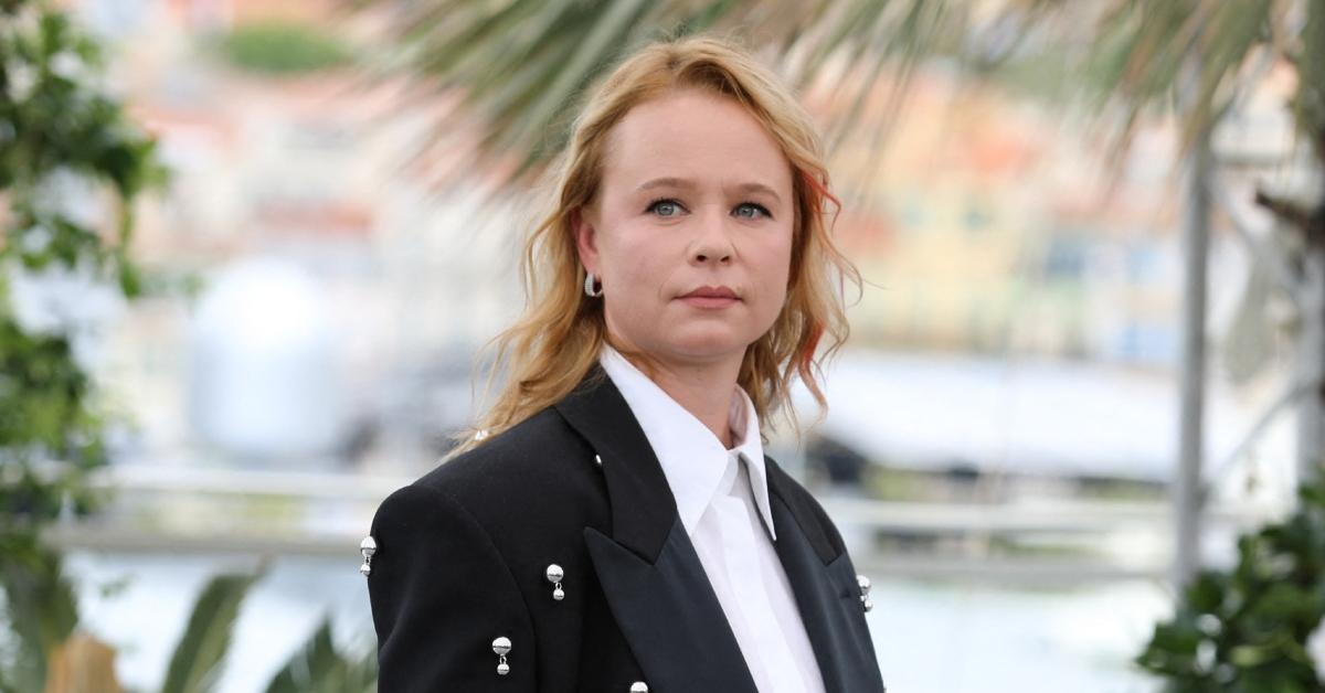 Thora Birch posing at an event