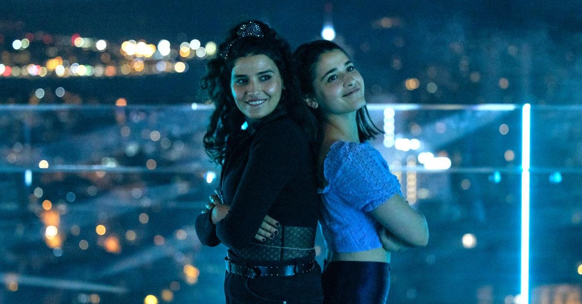 (L-R) Manal Issa as Sara Mardini and Nathalie Issa as Yusra Mardini in 'The Swimmers'