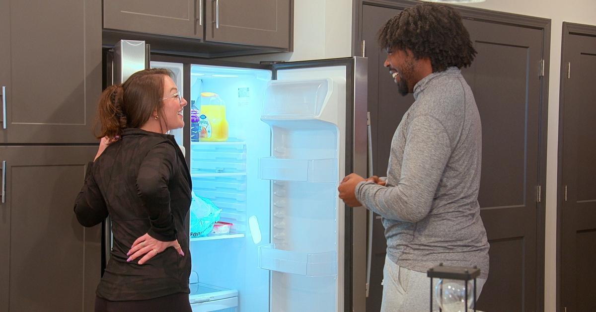 Brittany i Kenneth iz 6. sezone 'Ljubav je slijepa' stoje ispred otvorenog hladnjaka.